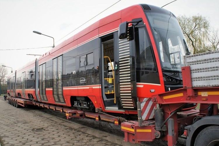 Katowice: do zajezdni dotarł ostatni nowy tramwaj PESY. Zdjęcia z rozładunku, Tramwaje Śląskie